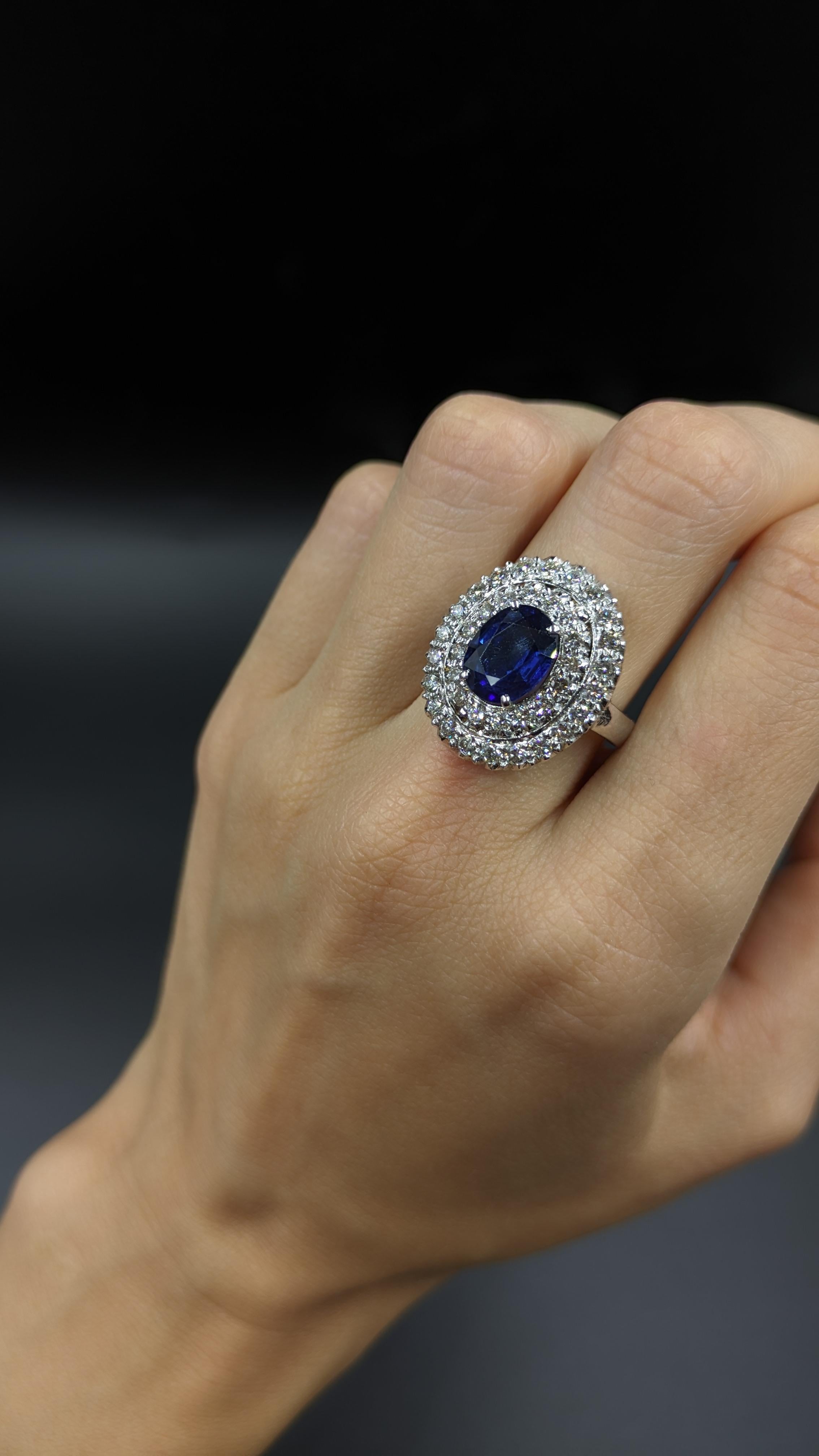 3.20 Carat Blue Sapphire Diamond Cluster Ring in 18K Gold